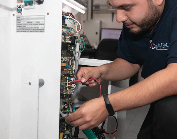 Técnico de AGC realizando servicio sobre un equipo médico